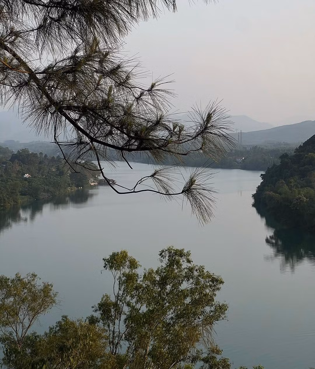 Chính bởi nơi đây không chỉ đẹp bởi cảnh quan, mà còn bởi cảm giác bình yên lạ kỳ, như thể thời gian đã chậm lại, để người ta có thể lắng nghe chính mình. Ảnh thanh.hangg_