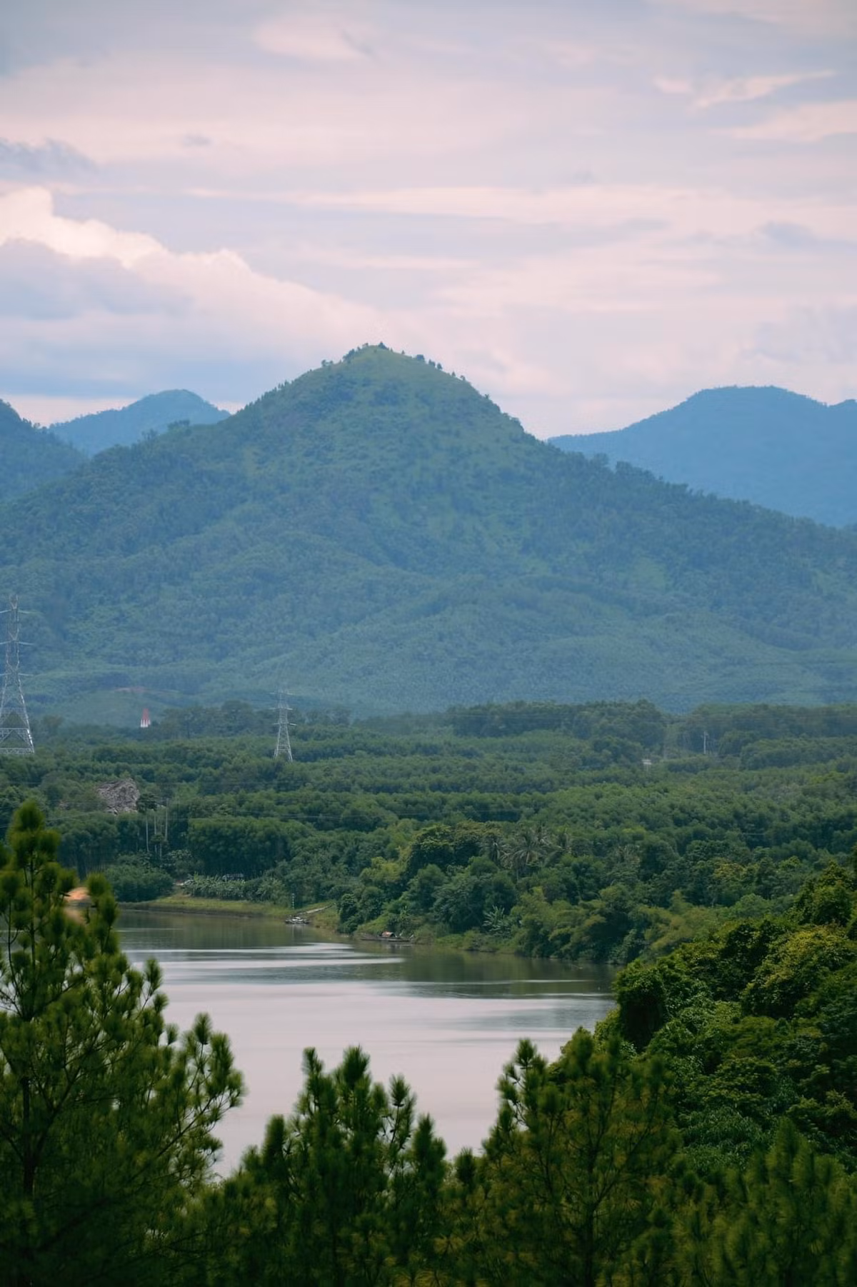 Phía xa là lăng Tự Đức, lăng Đồng Khánh và nhiều công trình kiến trúc cổ mang đậm dấu ấn triều Nguyễn. Ảnh Internet