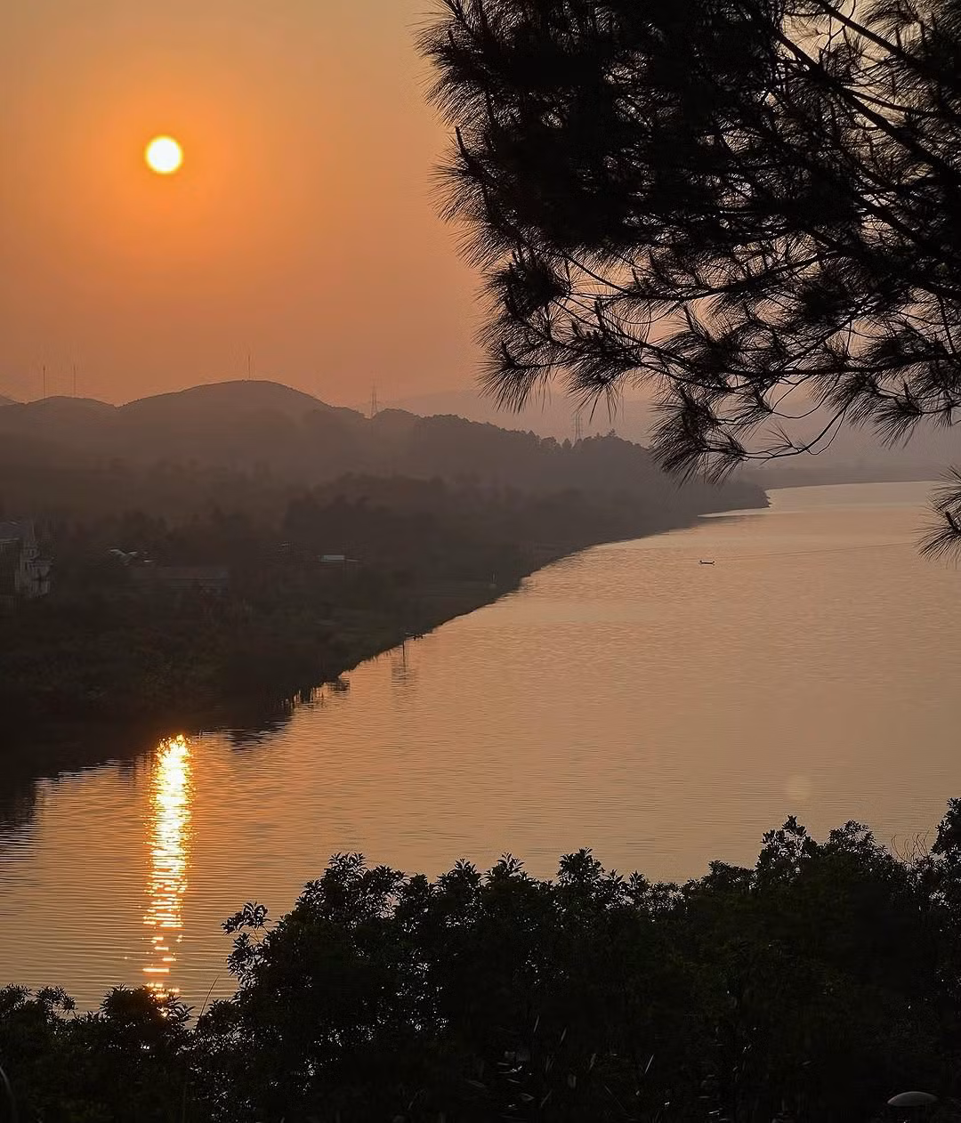 Từ trên đỉnh đồi, phóng tầm mắt ra xa, du khách có thể thu trọn vào khung hình vẻ đẹp trầm mặc của đất kinh kỳ – những mái nhà rêu phong, những lăng tẩm triều Nguyễn ẩn mình dưới rặng thông xanh và con sông Hương uốn lượn mềm mại như một dải lụa đào ôm lấy vùng đất cố đô. Ảnh thanh.hangg_