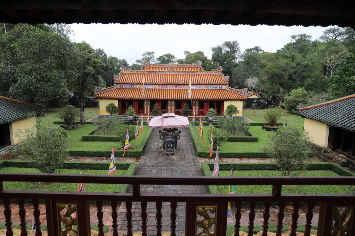 Không chỉ có rừng thông thơ mộng, lăng Gia Long còn là một điểm nhấn về kiến trúc và văn hóa. Lăng được thiết kế theo nguyên tắc phong thủy cổ truyền, với thế “tựa sơn hướng thủy”, gồm các hạng mục lớn nhỏ được bố trí hài hòa giữa núi đồi và sông suối. Khác với sự tráng lệ của lăng Tự Đức hay lăng Khải Định, nơi đây mang dáng vẻ mộc mạc, uy nghi, gợi cảm giác gần gũi nhưng vẫn trang nghiêm. Có lẽ chính sự giản dị ấy lại khiến công trình trở nên đặc biệt – một không gian giao thoa tuyệt vời giữa lịch sử, tâm linh và thiên nhiên. Ảnh Internet