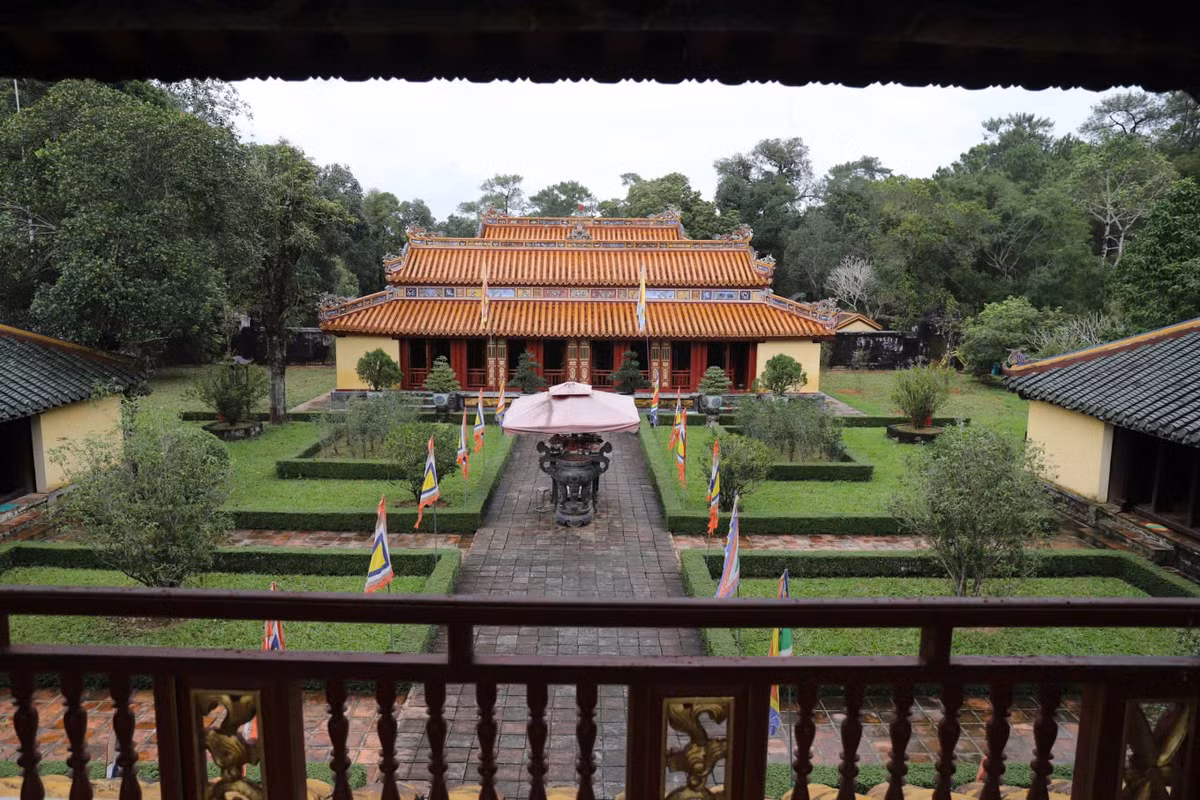 Không chỉ có rừng thông thơ mộng, lăng Gia Long còn là một điểm nhấn về kiến trúc và văn hóa. Lăng được thiết kế theo nguyên tắc phong thủy cổ truyền, với thế “tựa sơn hướng thủy”, gồm các hạng mục lớn nhỏ được bố trí hài hòa giữa núi đồi và sông suối. Khác với sự tráng lệ của lăng Tự Đức hay lăng Khải Định, nơi đây mang dáng vẻ mộc mạc, uy nghi, gợi cảm giác gần gũi nhưng vẫn trang nghiêm. Có lẽ chính sự giản dị ấy lại khiến công trình trở nên đặc biệt – một không gian giao thoa tuyệt vời giữa lịch sử, tâm linh và thiên nhiên. Ảnh Internet