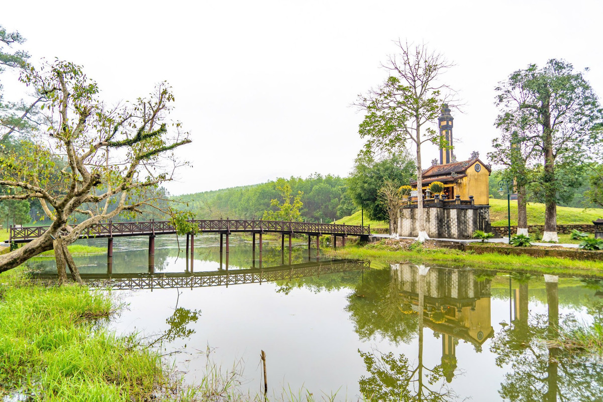 Nhưng điều khiến du khách say lòng chính là khu rừng thông bao quanh lăng, trải dài hàng hecta, với hàng thông cổ thụ cao vút, thẳng tắp, tỏa bóng rợp mát quanh năm. Ảnh troc_photography