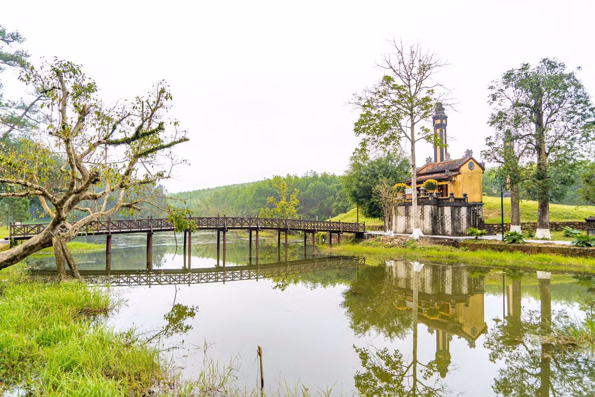 Nhưng điều khiến du khách say lòng chính là khu rừng thông bao quanh lăng, trải dài hàng hecta, với hàng thông cổ thụ cao vút, thẳng tắp, tỏa bóng rợp mát quanh năm. Ảnh troc_photography