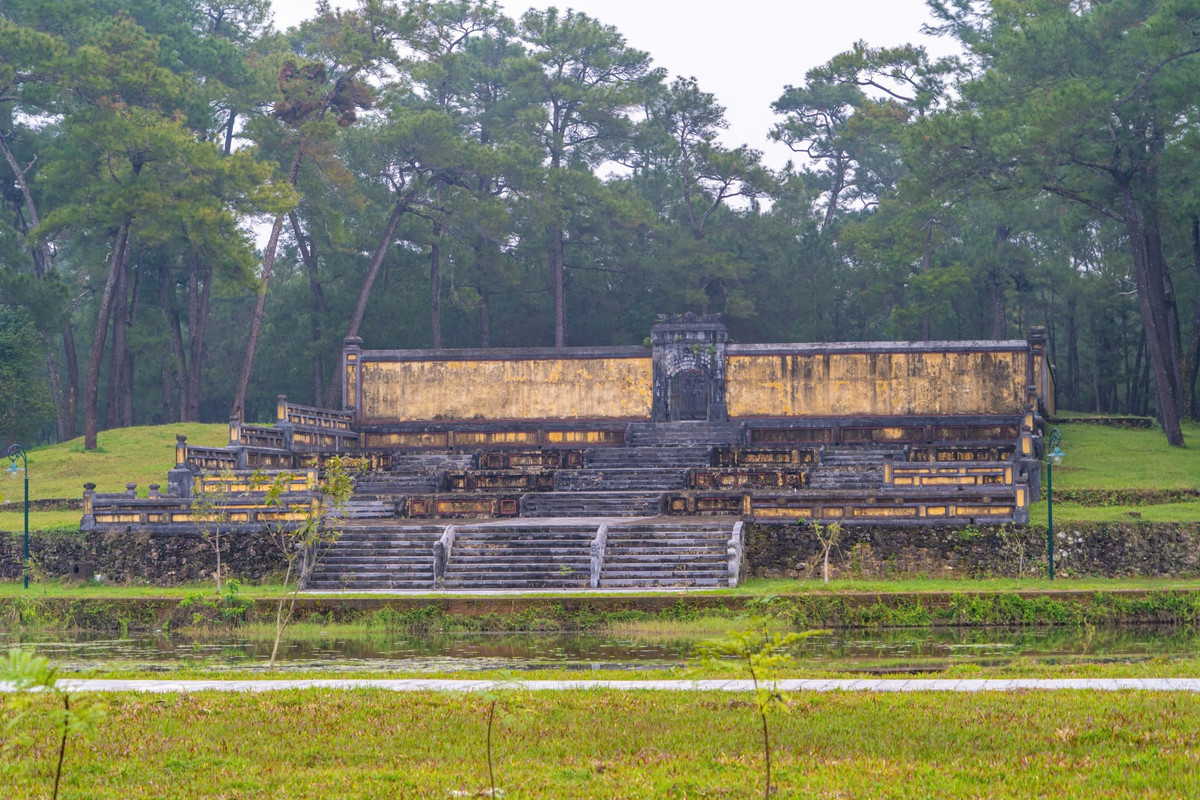 Đây là nơi yên nghỉ của vua Gia Long – vị vua khai sáng triều Nguyễn, và là công trình lăng tẩm mang đậm dấu ấn kết hợp giữa kiến trúc cổ và cảnh sắc tự nhiên. Ảnh troc_photography