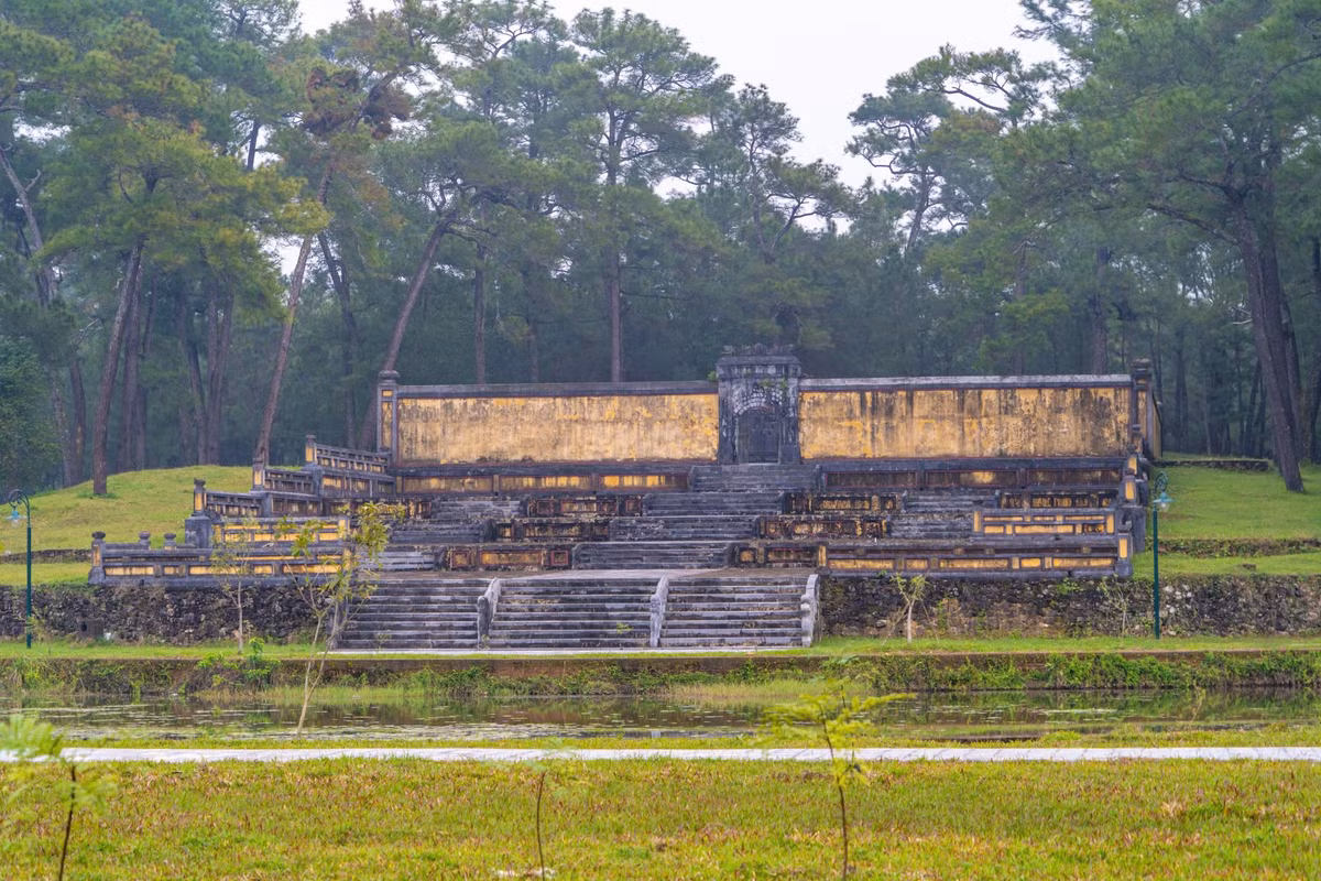 Đây là nơi yên nghỉ của vua Gia Long – vị vua khai sáng triều Nguyễn, và là công trình lăng tẩm mang đậm dấu ấn kết hợp giữa kiến trúc cổ và cảnh sắc tự nhiên. Ảnh troc_photography