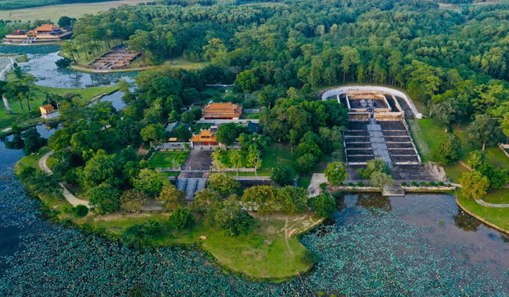 Cách trung tâm thành phố Huế khoảng 16 km về phía tây nam, lăng Gia Long hay còn gọi là Thiên Thọ Lăng nằm ẩn mình giữa những dãy núi trập trùng và rừng thông bạt ngàn. Ảnh Internet