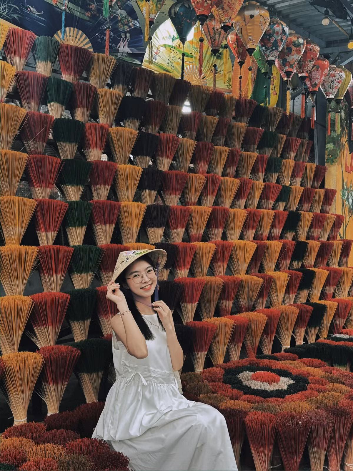 Nếu muốn tìm hiểu nét văn hóa truyền thống của người Huế, làng hương Thủy Xuân là điểm đến không thể thiếu. Những bó hương đầy sắc màu được phơi trên phên tre, tạo nên background rực rỡ hút mắt. Bên cạnh đó, du khách còn có thể trải nghiệm thử làm hương cùng người dân địa phương một hoạt động thú vị đặc biệt trong dịp lễ. Ảnh Nhi Nguyễn