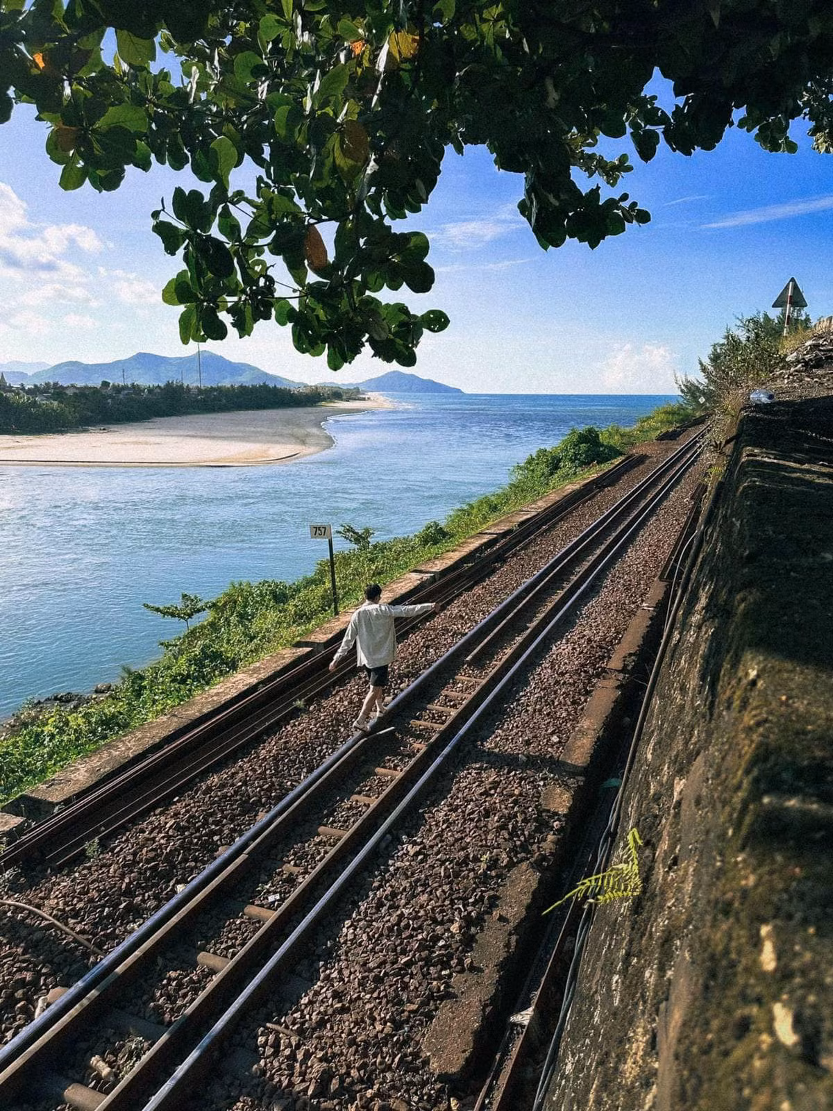 Bãi biển Lăng Cô là một trong những bãi biển đẹp nhất miền Trung và vinh dự là 1 trong 30 vịnh biển đẹp nhất thế giới. Biển Lăng Cô thuộc thị trấn Lăng Cô, huyện Phú Lộc là nơi thu hút đông đảo du khách trong nước và quốc tế nghỉ dưỡng trong mùa hè sôi động. Du khách có thể thoả sức tắm biển và tham gia các hoạt động biển. Ảnh Banh