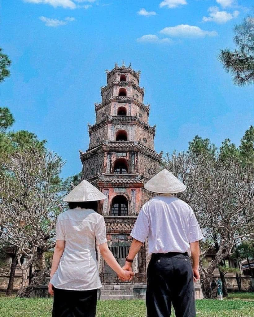 Chùa Thiên Mụ nằm bên bờ sông Hương, nổi bật với tháp Phước Duyên cao vút và khung cảnh hữu tình. Đây không chỉ là điểm đến tâm linh mà còn là nơi lý tưởng để chiêm ngưỡng hoàng hôn trên sông Hương – một trải nghiệm khó quên khi đến Huế vào dịp lễ. Ảnh Internet
