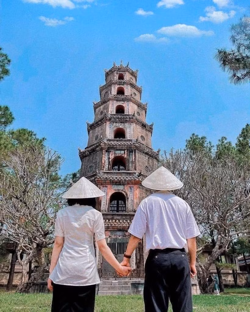 Chùa Thiên Mụ nằm bên bờ sông Hương, nổi bật với tháp Phước Duyên cao vút và khung cảnh hữu tình. Đây không chỉ là điểm đến tâm linh mà còn là nơi lý tưởng để chiêm ngưỡng hoàng hôn trên sông Hương – một trải nghiệm khó quên khi đến Huế vào dịp lễ. Ảnh Internet