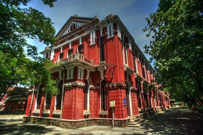 Tọa lạc trên đường Lê Lợi bên cạnh dòng sông Hương thơ mộng; ngoài danh tiếng về đào tạo nhân tài, Quốc học Huế còn ví von là Harvard của Việt Nam. Cũng chẳng phải ngẫu nhiên mà nhiều người đặt cho trường biệt hiệu đặc biệt này. Quốc học Huế không chỉ có bề dày lịch sử lâu đời, nổi tiếng trong lĩnh vực giáo dục với nhiều nhân tài mà trường còn sở hữu vẻ đẹp cổ kính pha lẫn chất phương Tây. Ảnh Internet