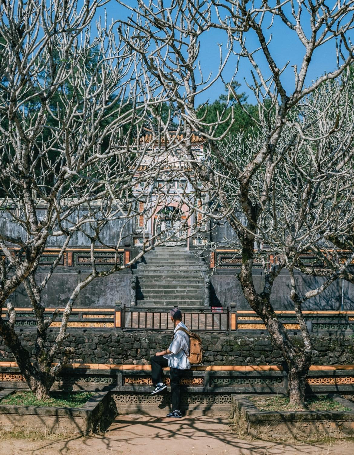 Lăng Tự Đức là một trong những lăng tẩm đẹp nhất của triều Nguyễn, nổi bật với kiến trúc tinh tế, hài hòa với thiên nhiên. Bao quanh bởi rừng thông và hồ nước trong xanh, nơi đây mang lại cảm giác thanh tịnh, rất phù hợp để du khách tạm lánh những ồn ào thường nhật. Ảnh Blog của Rọt