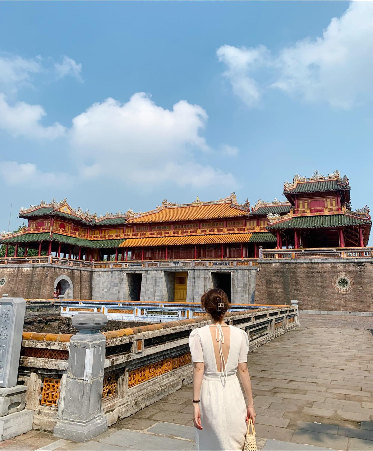 Điểm đầu tiên không thể không nhắc đến chính là Đại Nội Huế – trái tim của quần thể di tích cố đô. Bước qua Ngọ Môn, dạo quanh những lối đi rợp bóng cây, nghe tiếng nhạc cung đình vang lên nhẹ nhàng trong không gian cổ kính, bạn sẽ cảm nhận rõ nét hồn xưa đang sống lại. Dịp lễ, Đại Nội trở nên sôi động hơn với các hoạt động như biểu diễn lễ đổi gác, trình diễn áo ngũ thân, tái hiện nghi lễ cung đình... nhưng vẫn giữ nguyên chất trang nghiêm vốn có. Ảnh Kiều Oanh