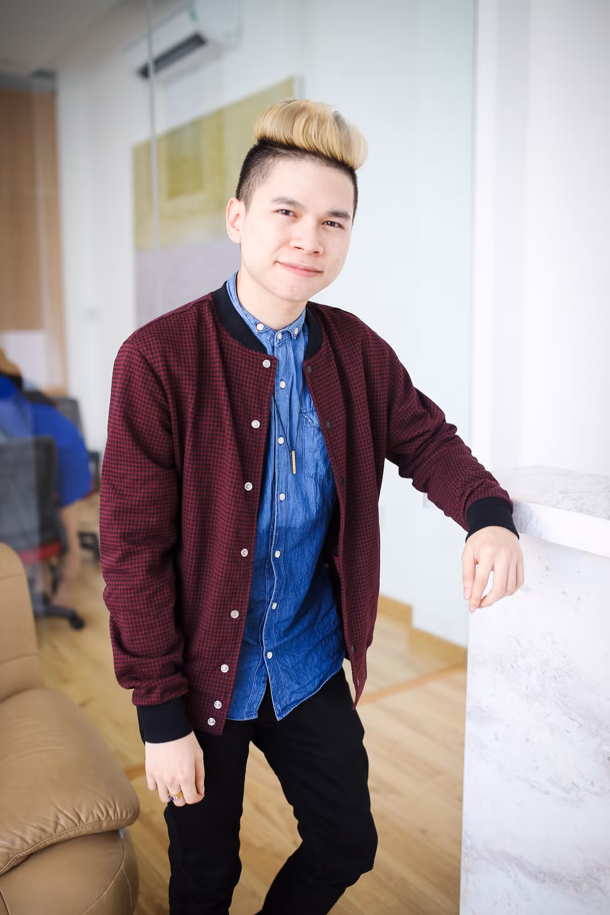 Hoàng Tôn - giọng ca chính của nhóm chia sẻ, sau hai lựa chọn khá sôi động, cá tính của những tuần trước thì sự nhẹ nhàng, da diết của "Đông cuối" trong đêm thi này hứa hẹn sẽ mang đến những bất ngờ thú vị cho khán giả từng yêu mến họ.