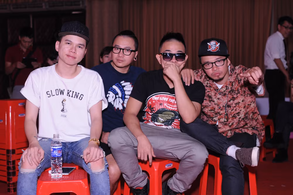 Phải kể đến đầu tiên, nhóm Hoàng Tôn - Phúc Bồ - PB Nation quyết định mang bản hit đang làm mưa làm gió của mình mang tên "Đông cuối" lên sân khấu The Remix lần này.