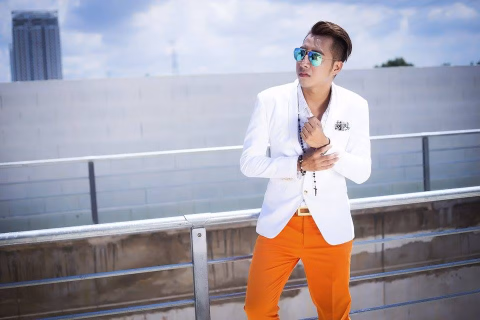 Nhạc sĩ kiêm nhà sản xuất điển trai cho biết: "Tôi muốn mang đến một sự trải nghiệm mới cũng như mang lại nhiều bất ngờ cho các fan của Isaac. Tắt đèn lần đầu tiên sẽ được chàng trưởng nhóm 365 thể hiện và tôi tin tưởng rằng Isaac sẽ cố gắng để thể hiện thật tốt ca khúc này.”