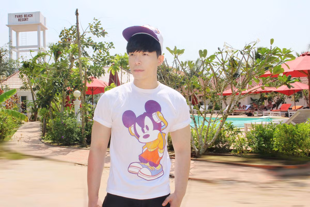 Ngoài thời gian dành cho nghệ thuật, Nathan Lee thường xuyên cùng mẹ chăm sóc và quản lý khu resort này.