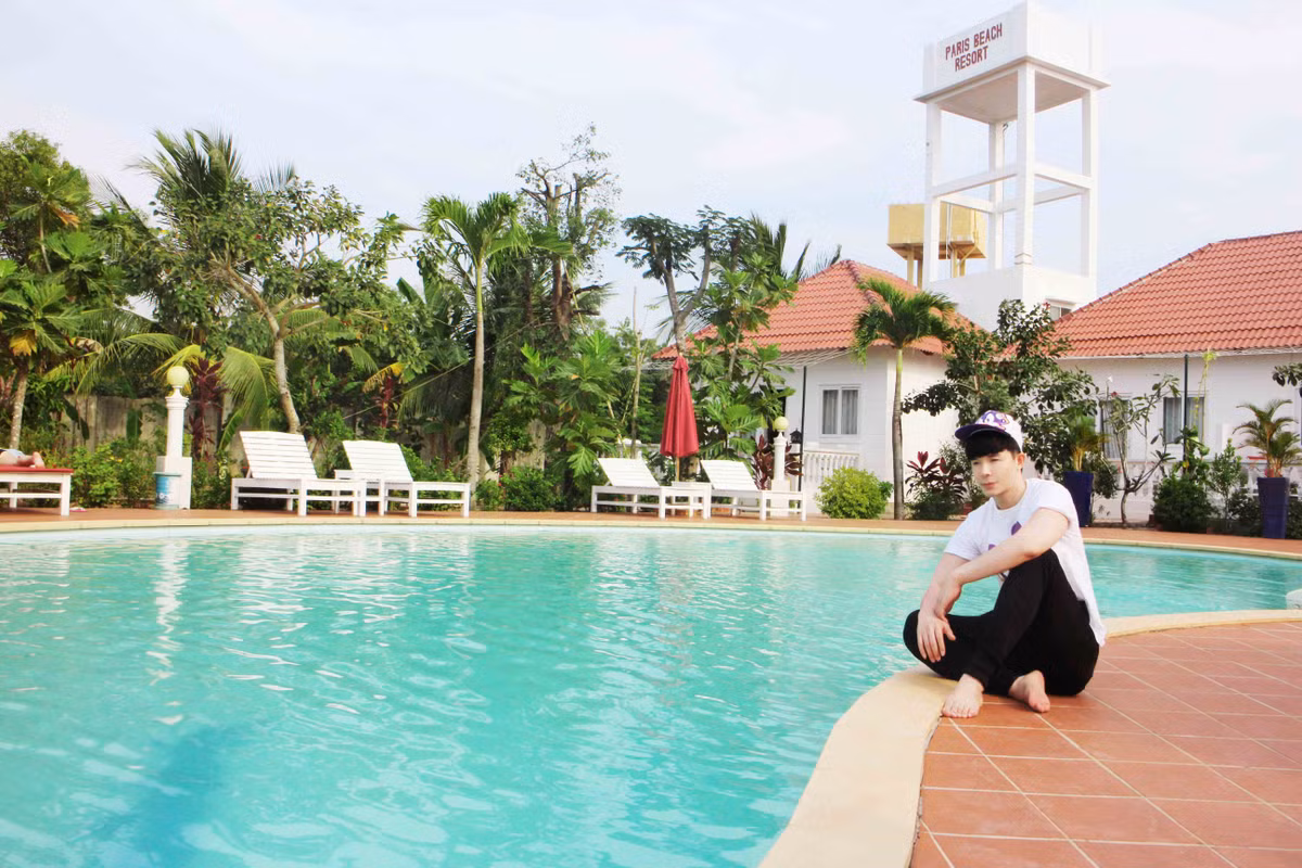 Là một người yêu thích thiên nhiên, Nathan Lee cảm thấy thoải mái và nhẹ nhàng khi được đắm mình trong khuôn viên toàn cây xanh được mang từ đất liền ra đảo bên cạnh những tiện nghi hiện đại.