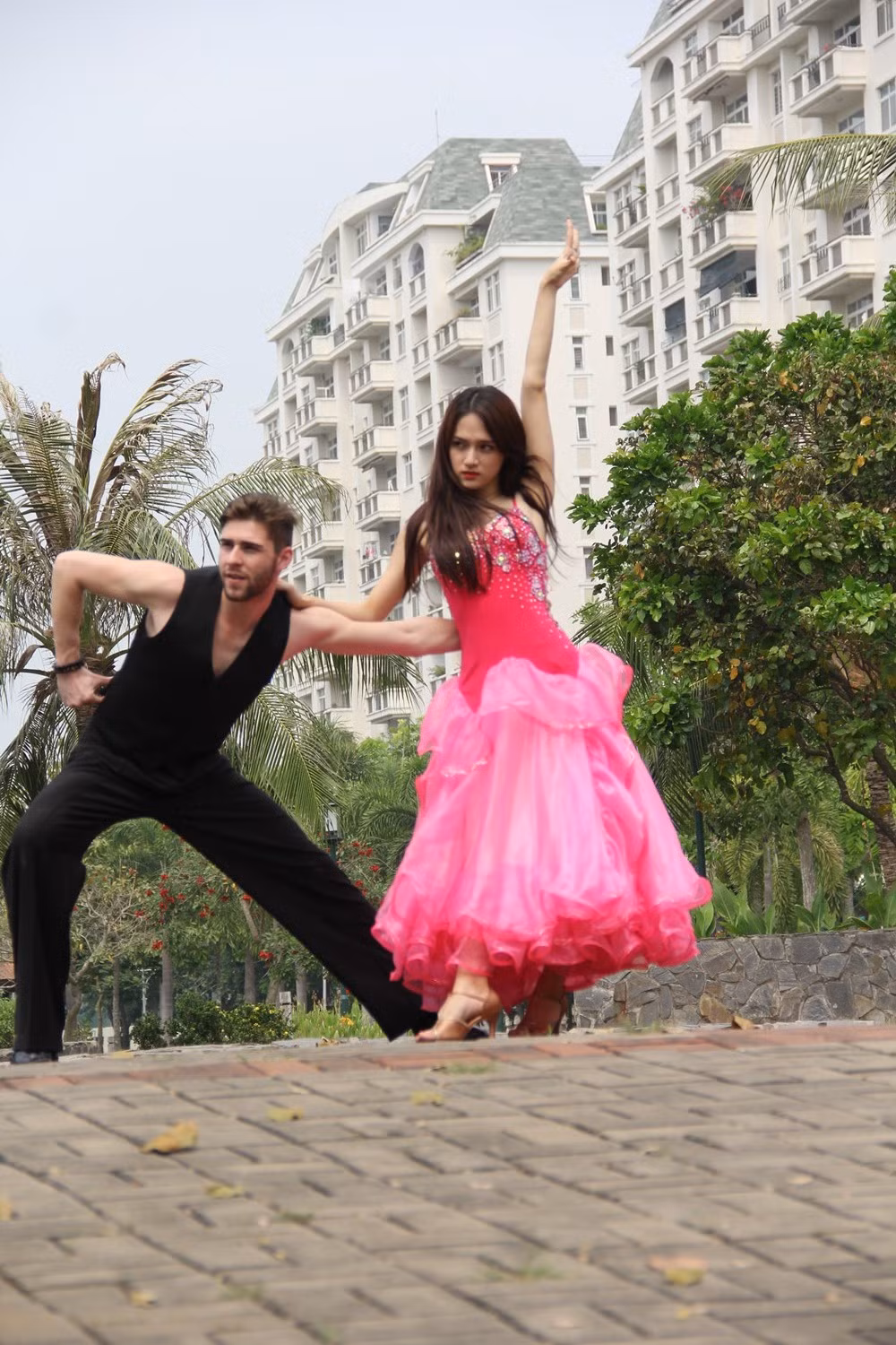 Tuần này, cặp đôi Hương Giang và George sẽ mang khán giả đến với cung điện của hoàng cung Hàn Quốc, nơi có nàng “hoàng hậu” khó tính đang tuyển người và sự dễ thương của anh chàng đầu bếp. Họ sẽ cùng thể hiện điệu Slow Waltz và Tango trên nền ca khúc hit của 2NE1, I love you.