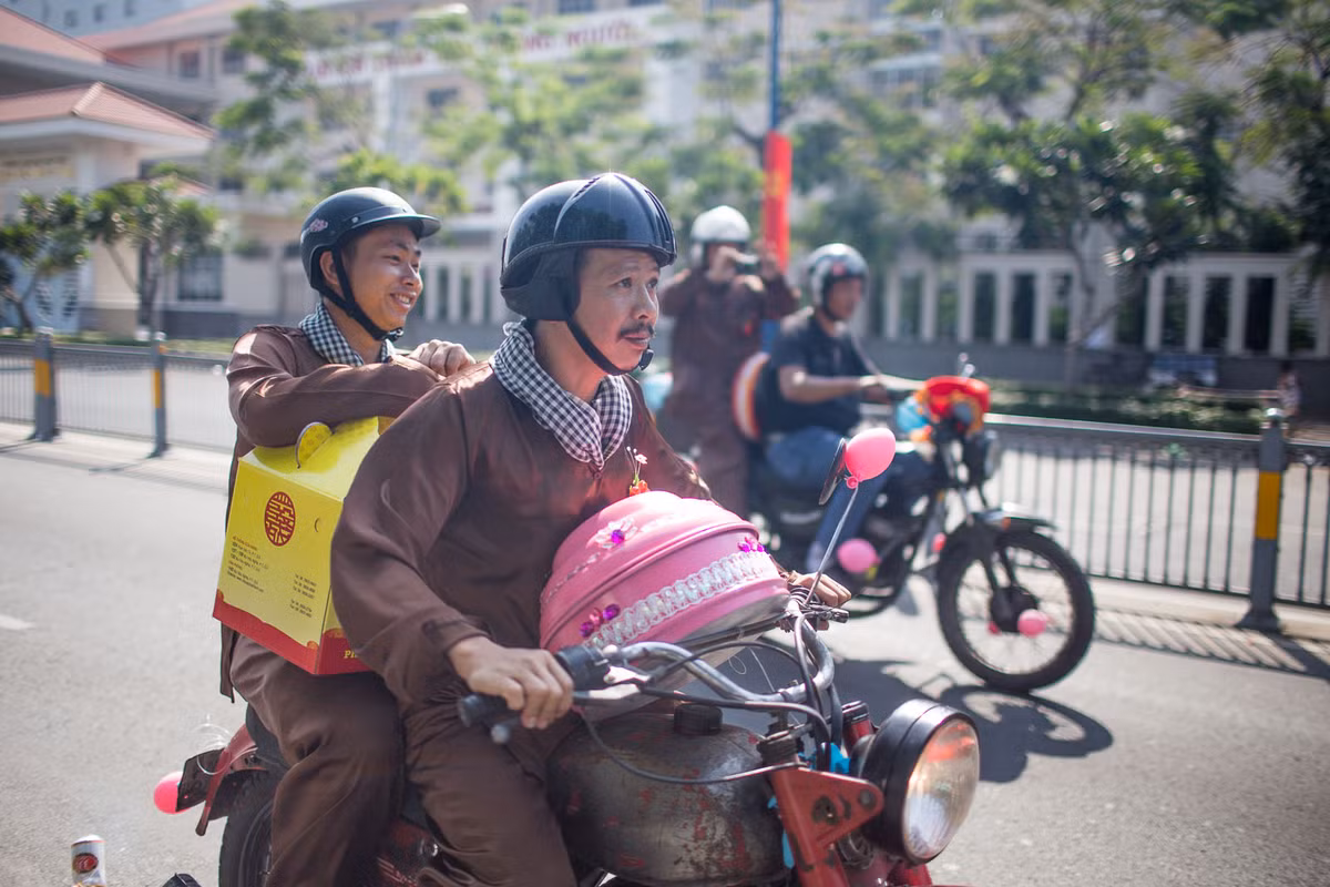 Đội mang lễ vật khá ấn tượng với trang phục bà ba màu nâu và khăn rằn.