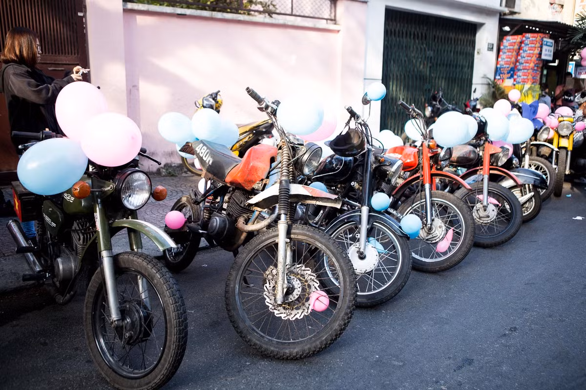 Hơn chục chiêc Minks được trang trí đẹp mắt và xếp ngay ngắn trước cửa nhà trai gây chú ý.