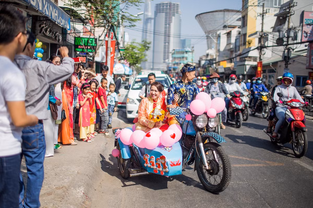 Bên cạnh đó, Phú Đức còn tập hợp các thành viên trong nhóm chơi xe huy động dàn xe cổ, trong đó chủ yếu là dòng Minks cũ với hơn 20 chiếc để tổ chức đám rước dâu hoành tráng và độc đáo của mình.