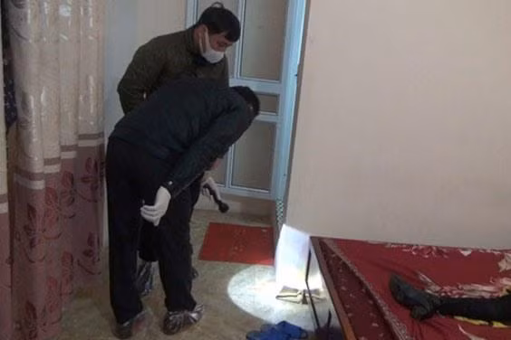 Nhận được tin báo, Công an huyện Hiệp Hòa và Công an tỉnh Bắc Giang lập tức có mặt. Bước đầu, các điều tra viên xác định nạn nhân là nữ giới, gần 40 tuổi. Người này tử vong trên giường với 5 vết thương. Khám nghiệm hiện trường, công an thu giữ một tập tiền âm phủ mệnh giá 200 nghìn, ngoài ra còn có một tờ tiền thật cùng mệnh giá. Gần đó là chai thuốc trừ sâu đã hết. (Ảnh: Gia đình và xã hội)