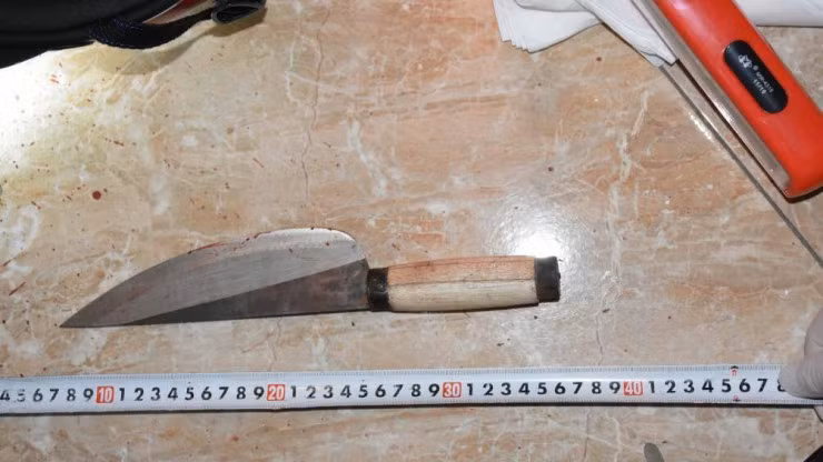 Tin lời, chiều tối 16/2/2020 chị P đến nhà nghỉ, lên phòng mà Hiền thuê như đã hẹn. Khi vào tới nơi, Hiền lập tức dùng dao đâm 5 nhát làm chị P tử vong tại chỗ. Gây án xong, Hiền mở chai thuốc trừ sâu uống hết rồi bỏ đi. Trên đường về Phổ Yên, Hiền mua thêm một chai thuốc nữa để uống. Tuy nhiên được người nhà phát hiện, kịp thời đưa đi cấp cứu nên Hiền qua cơn nguy kịch. (Con dao gây án, ảnh: Gia đình và xã hội) 