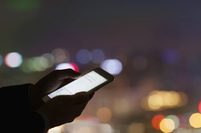 Lễ tân cũng không cung cấp được thêm thông tin gì có giá trị về người đàn ông bí hiểm đã ở cùng chị P. Lúc này, người phụ nữ chở chị P đến nhà nghỉ trở thành nhân chứng quan trọng. Theo đó, khi làm việc với công an, người này thừa nhận có chở nạn nhân đến nhà nghỉ vào chiều tối 16/2. Sau khi quay về được một lúc, chị ta nhận được tin nhắn từ số điện thoại lạ với nội dung "đến nhà nghỉ mà đón nó về". (Ảnh minh hoạ, nguồn Internet) 