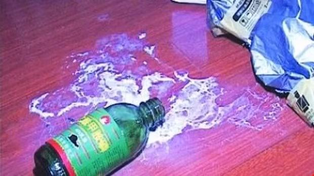 Lên tới nơi, các điều tra viên nhận được thông tin, Hiền được người nhà đưa đi cấp cứu ở bệnh viện vì ngộ độc thuốc trừ sâu. Chi tiết này bất ngờ trùng khớp với vỏ chai thuốc mà Công an Bắc Giang thu giữ tại hiện trường chị P bị sát hại. Sau khi qua khỏi cơn nguy kịch, Hiền được đưa về trụ sở công an để làm việc. (Ảnh minh hoạ, nguồn Internet) 