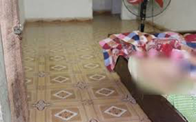 Không lâu, người đàn ông trở xuống nói với lễ tân là bạn nữ của mình xuống sau và sẽ thanh toán tiền. Việc này vốn dĩ không lạ nên nhân viên nhà nghỉ chẳng nghi ngờ gì. Tuy vậy, đợi mãi chẳng thấy khách nữ trả phòng, lễ tân linh cảm có chuyện chẳng lành nên lên kiểm tra.thì phát hiện vị khách nữ dường như đã tử vong, xung quanh có nhiều vết máu. (Ảnh minh hoạ, nguồn Internet)