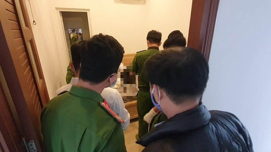 Ngay sau khi tiếp nhận tin báo, Công an tỉnh Đắk Lắk phối hợp với Công an TP Buôn Ma Thuột nhanh chóng có mặt, khám nghiệm hiện trường, khám nghiệm tử thi để làm rõ vụ việc. Theo Thượng tá Phan Thanh Cường - Trưởng phòng Cảnh sát hình sự Công an tỉnh Đắk Lắk, lực lượng chức năng nhanh chóng xác định đây là vụ án mạng. (Ảnh: Người lao động) 