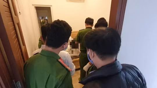 Ngay sau khi tiếp nhận tin báo, Công an tỉnh Đắk Lắk phối hợp với Công an TP Buôn Ma Thuột nhanh chóng có mặt, khám nghiệm hiện trường, khám nghiệm tử thi để làm rõ vụ việc. Theo Thượng tá Phan Thanh Cường - Trưởng phòng Cảnh sát hình sự Công an tỉnh Đắk Lắk, lực lượng chức năng nhanh chóng xác định đây là vụ án mạng. (Ảnh: Người lao động) 