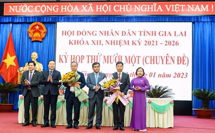 Ngày 3/1, HĐND tỉnh Gia Lai khóa XII, nhiệm kỳ 2021-2026 tổ chức kỳ họp thứ 11 bầu ông Nguyễn Hữu Quế (Giám đốc Sở KH&amp;ĐT) và ông Dương Mah Tiệp (Bí thư Huyện ủy Ia Grai) giữ chức Phó Chủ tịch UBND tỉnh Gia Lai nhiệm kỳ 2021-2026. 