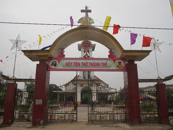 Được biết, trong quá trình coi thi ở Trường Mai Thúc Loan, chị Oanh có quen một học sinh tên là Tuấn, và có nhờ Tuấn chỉ địa chỉ nhà thờ để Oanh đi lễ. Đến 18h30 cùng ngày, chị Oanh ra đường 70 trước khách sạn Sailing, TP Hà Tĩnh bắt xe taxi đi lễ tại nhà thờ xứ An Nhiên ở Thạch Hạ, TP Hà Tĩnh. Đi lễ xong, chị Oanh ghé vào nhà Tuấn ở xóm Hạ, xã Thạch Hạ chơi khoảng 15 phút rồi ra về. (Ảnh minh hoạ, nguồn ảnh Internet) 