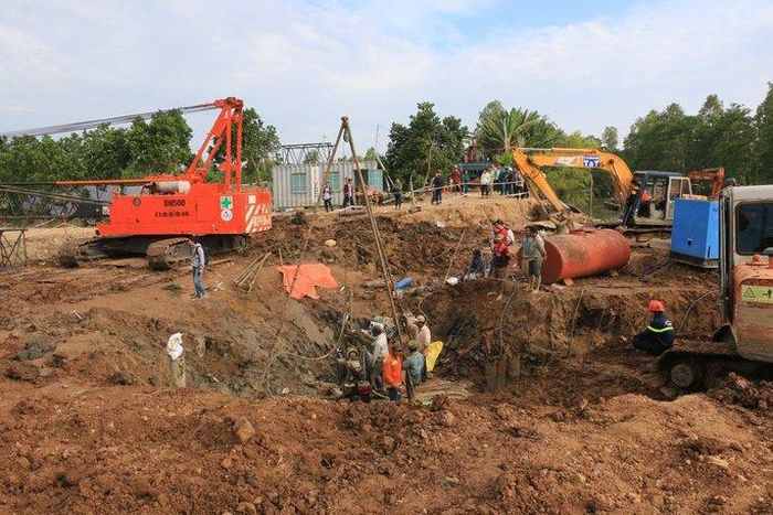 Nhưng kế hoạch đã không như mong đợi. Trong quá trình khoan đã gây sạt đất đá dẫn đến nguy cơ sụt lún, gây xô lệch trụ bê tông có cháu bé bên trong. Lúc này có thể gây đứt gãy tại các mối nối của trụ cừ bê tông khiến bùn cát và nước tràn vào nhấn chìm nạn nhân.