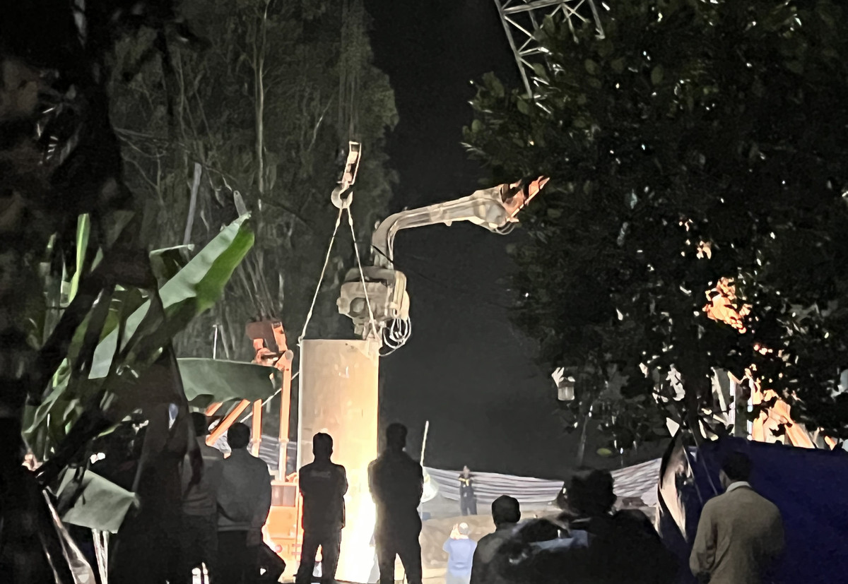 Đến khoảng 4h ngày 3/1, lực lượng kỹ thuật đã thả thành công ống thép lớn có đường kính 1,5m đặt ôm vào ống trụ 25cm mà bé trai đã lọt vào. Công đoạn tiếp theo là bóc tách, làm rộng phần đất trong ống thép lớn để thuận lợi trong việc kéo trụ bê tông lên mặt đất. Tính từ lúc bé trai rơi xuống cọc bên tông rỗng đến thời điểm hiện nay là hơn 60 giờ, việc cứu hộ vẫn chưa thành công. 