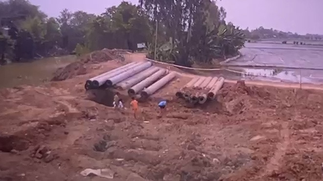 Hình ảnh từ camera giám sát công trình ghi lại, khoảng 11h30 ngày 31/12/2022, bé Thái Lý Hạo Nam cùng 3 người bạn vào công trình cầu Rọc Sen nằm trên đường tỉnh lộ 857, xã Phú Lợi, huyện Thanh Bình để nhặt sắt. Không may, bé Nam rơi lọt xuống trụ bê tông rỗng ruột đã đóng xuống đất sâu khoảng 35m. Nhóm bạn đi cùng đã tri hô người dân ứng cứu.