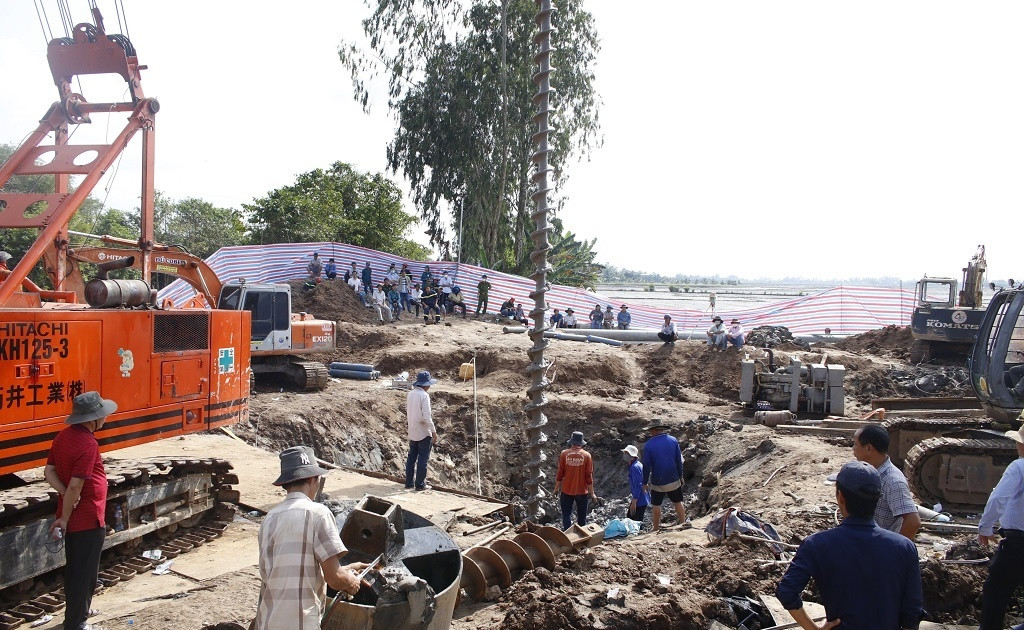 Nhận được tin báo, 200 người gồm các chiến sĩ PCCC&amp;CNCH Công an tỉnh Đồng Tháp, quân đội, dân quân được điều ngay đến hiện trường ứng cứu. Cùng với việc triển khai khoan cọc cố định để kéo trụ cừ bê tông lên, hàng chục bình oxy cũng được bơm xuống đáy trụ để tạo dưỡng khí cho nạn nhân.