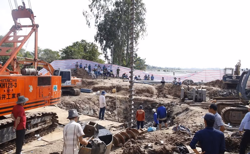 Nhận được tin báo, 200 người gồm các chiến sĩ PCCC&amp;CNCH Công an tỉnh Đồng Tháp, quân đội, dân quân được điều ngay đến hiện trường ứng cứu. Cùng với việc triển khai khoan cọc cố định để kéo trụ cừ bê tông lên, hàng chục bình oxy cũng được bơm xuống đáy trụ để tạo dưỡng khí cho nạn nhân.