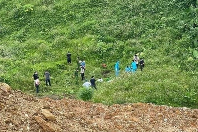 Nạn nhân là nam giới khoảng 40 tuổi, thân hình đậm, mặc quần jean, áo dài tay, đội mũ bảo hiểm, nhưng bên cạnh lại không có phương tiện đi lại. Nạn nhân bị hung thủ sử dụng vật sắc nhọn để sát hại. Mở rộng hiện trường, lực lượng chức năng đã thu được chiếc cán dao nhựa bị gẫy lưỡi, trên đó còn dính máu và một chiếc điện thoại cũ. (Ảnh minh hoạ, nguồn internet)