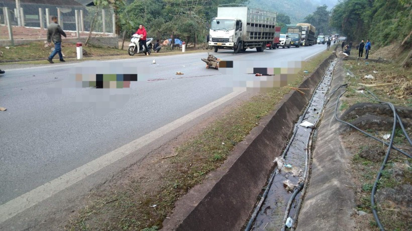 Sơn La: Xe máy va chạm với ô tô tải, 2 người thương vong Son La: Xe may va cham voi o to tai, 2 nguoi thuong vong