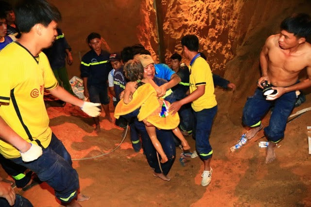  Nghẹt thở giải cứu bé gái mắc kẹt dưới giếng sâu 80m: Khoảng 17h ngày 4/8/2015, bé N.T.T.A đang chơi cùng nhóm bạn ở bãi đất trống tại xã Tân Vĩnh Hiệp, huyện Tân Uyên, Bình Dương thì bất ngờ bị lọt vào lỗ sâu cạnh đường ống giếng khoan bằng nhựa. Đường ống khoan giếng này sâu chừng 80 mét, đã thi công được nửa tháng. Trong quá trình khoan, bên cạnh ống nhựa bị khoét rộng một lỗ song song có đường kính khoảng 40cm. Bé gái 7 tuổi đã lọt theo đường này. 