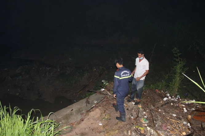 Nguyên nhân ban đầu được xác định trên đường đi học về khi đến mương thoát nước trước cổng công ty, T bị rơi dép xuống mương. Bé xuống nhặt thì không may ngã xuống mương nước và bị nước cuốn trôi. Sau khi nhận tin báo, lực lượng công an xã, dân phòng và xã đội đã phối hợp đơn vị cứu hộ, cứu nạn lực lượng Cảnh sát phòng cháy, chữa cháy tỉnh Đồng Nai tổ chức tìm kiếm trên toàn bộ hệ thống cống và suối Ông Hường. Sau cùng, nạn nhân được tìm thấy cách khu vực xảy ra tai nạn khoảng 5km và đã tử vong.