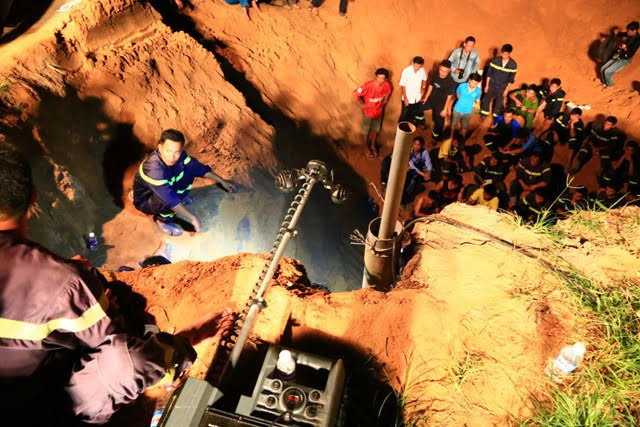 Nhận tin, hơn 100 cảnh sát cứu hộ - cứu nạn Sở PCCC tỉnh Bình Dương có mặt tại hiện trường cùng nhiều phương tiện tiến hành đào đất, giải cứu bé gái. Sau gần 10 giờ nỗ lực đào bới, lực lượng cứu hộ Bình Dương đã giải cứu được bé gái.