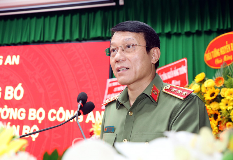 Phát biểu tại buổi trao quyết định, Thượng tướng Lương Tam Quang, Thứ trưởng Bộ Công an cho biết, đối với Đại tá Lâm Thành Sol trong hơn 1 năm giữ chức Bí thư Đảng ủy, Giám đốc Công an tỉnh Sóc Trăng đã thực hiện tốt công tác tham mưu Tỉnh ủy, UBND tỉnh Sóc Trăng lãnh đạo, chỉ đạo đảm bảo an ninh chính trị, trật tự an toàn xã hội. Công tác ở Cục Ngoại tuyến vô cùng quan trọng, do đó Đại tá Lâm Thành Sol cũng cần phát huy tinh thần trách nhiệm để hoàn thành xuất sắc nhiệm vụ ở cương vị mới. (Ảnh CAND) 