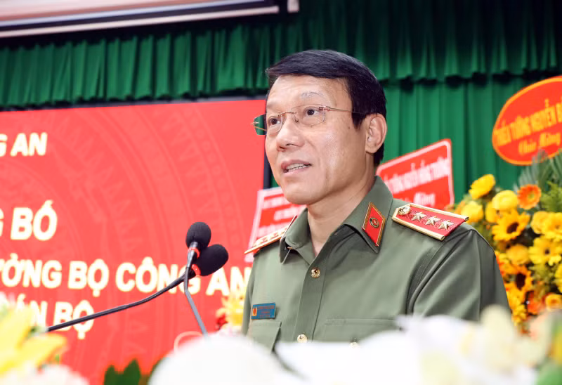 Phát biểu tại buổi trao quyết định, Thượng tướng Lương Tam Quang, Thứ trưởng Bộ Công an cho biết, đối với Đại tá Lâm Thành Sol trong hơn 1 năm giữ chức Bí thư Đảng ủy, Giám đốc Công an tỉnh Sóc Trăng đã thực hiện tốt công tác tham mưu Tỉnh ủy, UBND tỉnh Sóc Trăng lãnh đạo, chỉ đạo đảm bảo an ninh chính trị, trật tự an toàn xã hội. Công tác ở Cục Ngoại tuyến vô cùng quan trọng, do đó Đại tá Lâm Thành Sol cũng cần phát huy tinh thần trách nhiệm để hoàn thành xuất sắc nhiệm vụ ở cương vị mới. (Ảnh CAND) 