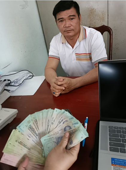  Giả danh công an để lừa đảo tiền của phụ nữ: Trần Quốc Lập (SN 1974, Bến Tre) lấy tên là Võ Tấn Tài (SN 1972) và tự giới thiệu đang công tác tại Công an Quận 8, TP HCM, với cấp hàm thượng tá để làm quen với chị P.T.T. ngụ tại huyện Phú Giáo, tỉnh Bình Dương. Do nhẹ dạ cả tin, chị P.T.T. đã tin Lập là công an và nhiều lần đi chơi.