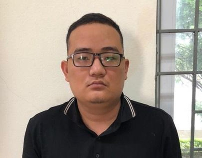  Nam thanh niên giả danh cán bộ công an để lừa đảo: Mỗi lần về quê, Ngô Gia Thứ (SN 1994 ở Hải Dương) đều xuất hiện với trang phục trong ngành công an. Không những vậy, Thứ còn sử dụng tên giả, tự giới thiệu là cán bộ công an đang công tác tại “Cục Công nghệ cao” để lừa đảo chiếm đoạt tài sản của nhiều bị hại với số tiền lên tài hàng trăm triệu đồng. Ngày 19/2/2021, Thứ bị Công an Hải Dương bắt giữ. 