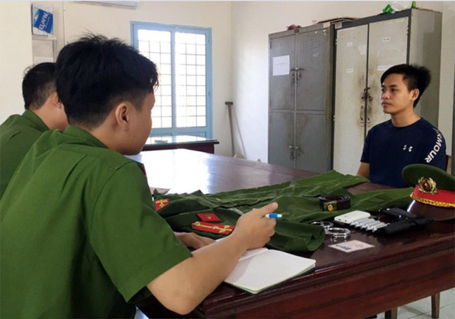  Giả danh thượng úy công an lừa bạn gái lấy 10.000 USD: Giả thượng úy công an, Trần Trung Can (26 tuổi ở huyện Tân Hiệp, Kiên Giang) đã nhiều lần vay tiền bạn gái là chị T.T.K.A. (28 tuổi, ngụ huyện Hòn Đất) tổng số tiền 10.000 USD và 43 triệu đồng rồi đem đi tiêu xài cá nhân. Nghi ngờ bạn trai lừa đảo, chị K.A đến cơ quan công an tố giác. Ngày 4/12/2020, Can bị Công an Kiên Giang bắt giam. 